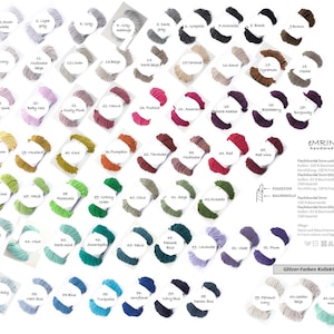 Puede incluir: Una carta de colores de 64 colores diferentes de cord&oacute;n, con cada color mostrado en un c&iacute;rculo. El cord&oacute;n est&aacute; disponible en dos tama&ntilde;os, 5 mm y 3 mm. El cord&oacute;n est&aacute; hecho de poli&eacute;ster o algod&oacute;n. La carta est&aacute; etiquetada con el nombre y el n&uacute;mero del color. El texto "Glitzer-Farben Kollektion" est&aacute; en la parte inferior de la carta.