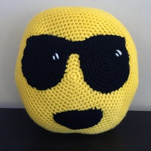 Crochet emoji sunglasses round decorative pillow