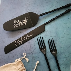 Peut inclure: Ensemble de couteau à gâteau noir avec manche torsadé. Le serveur est gravé avec "Always" et la date "October 14, 2023". Le couteau est gravé avec "Patrick & Nicole". Deux fourchettes noires sont gravées avec "From" et "& Em".