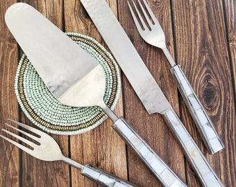 Couteau à gâteau de mariage personnalisé - Coupe-gâteau de mariage personnalisé - Ensemble de fourchette à gâteau - Incrustation de nacre sur les poignées - Ensemble de couteaux à gâteau et fourchettes