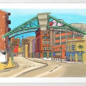 Könnte beinhalten: Eine farbenfrohe Illustration einer Straßenszene in einer Stadt. Die Straße ist von Gebäuden gesäumt und über der Straße befindet sich ein grüner Torbogen mit der Aufschrift "Historic Third Ward".
