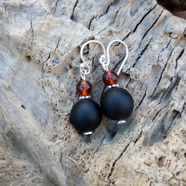 Boucles d'oreilles en argent .925 et pierres semi-précieuses (onyx noir mat et ambre)