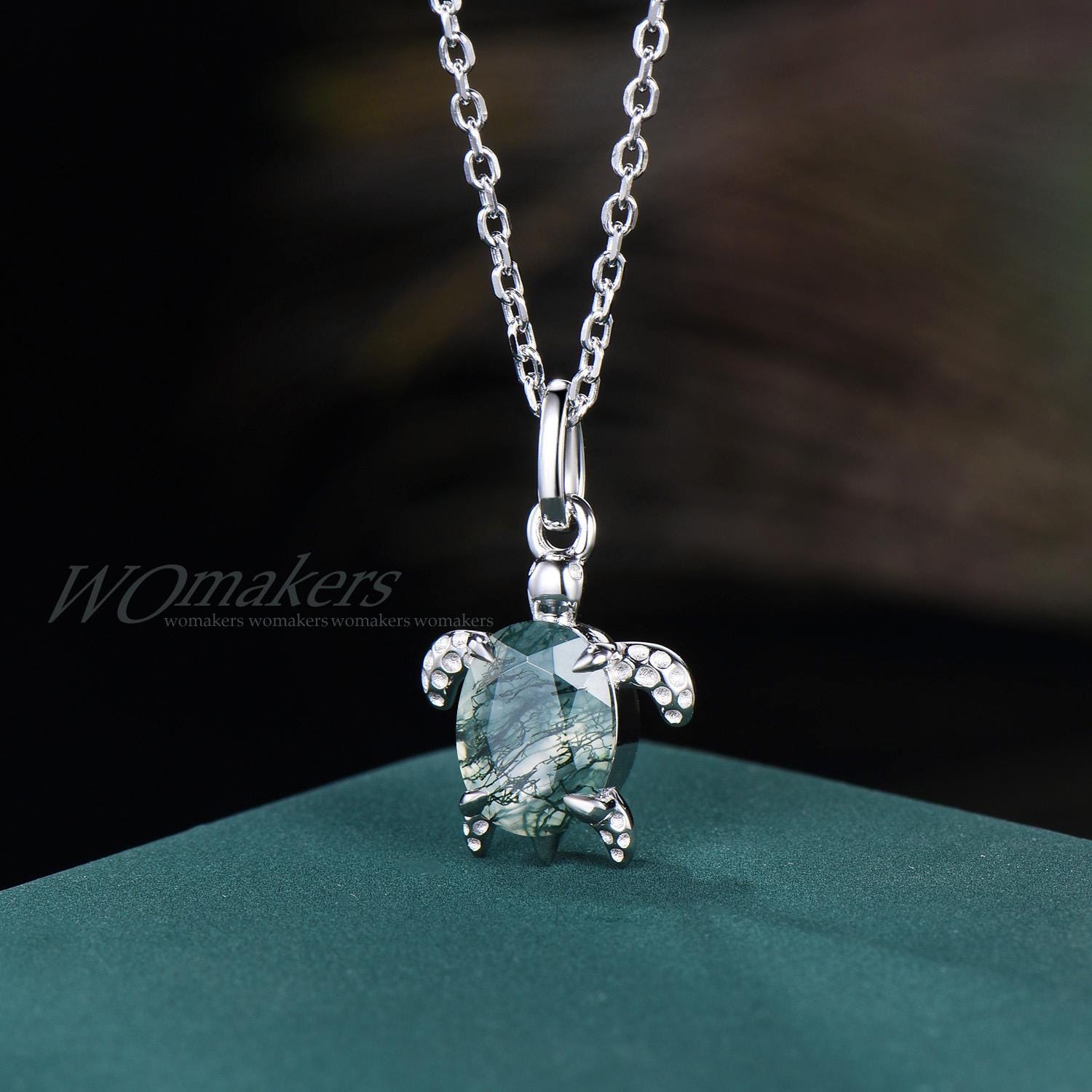 Collana a catena in delicata tonalità argento a lunghezza regolabile con ciondolo a forma di tartaruga dipinta a mano e ciondolo vintage con bottone a conchiglia di abalone - Italia