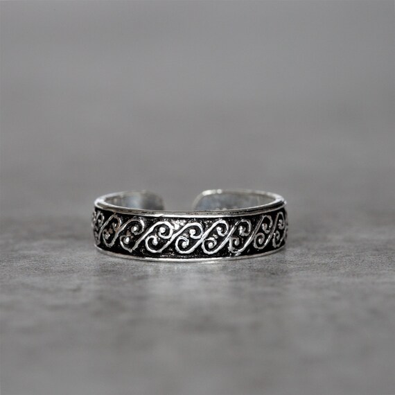 Oxidized silver deals toe ring
