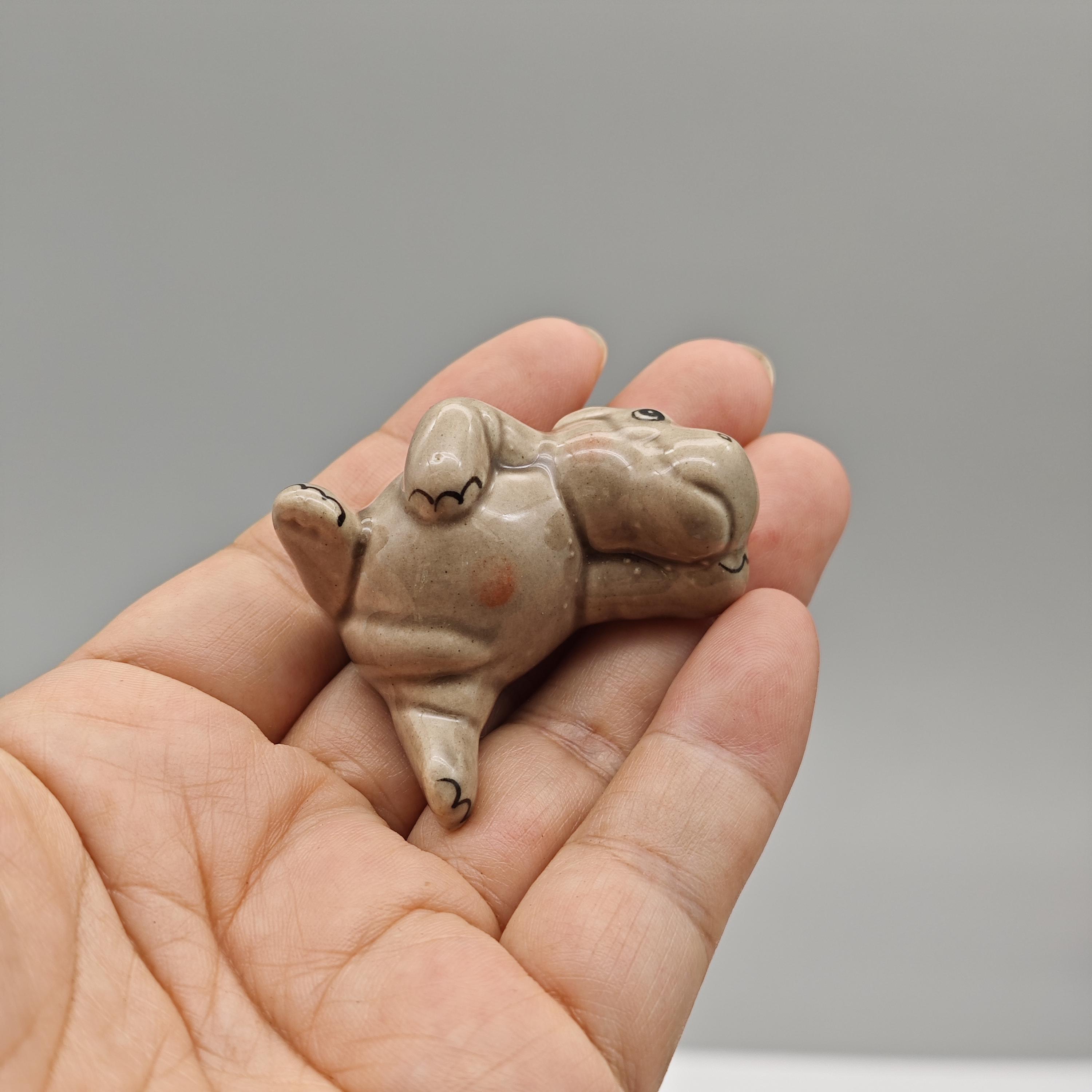 陶器のカバの置物：眠っているミニチュア動物の像 - Etsy 日本