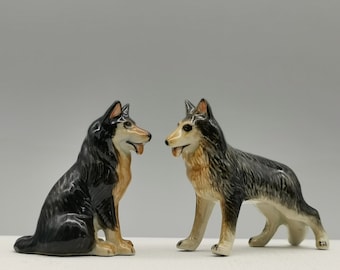 Ceramiczne figurki owczarka niemieckiego: miniaturowy zestaw do dekoracji domku dla lalek z psem