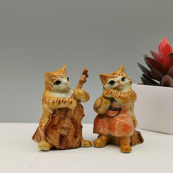 Handmade Ceramic Cat Salt and Pepper Shakers, the perfect gift for Cat lovers, Gifts for Mom