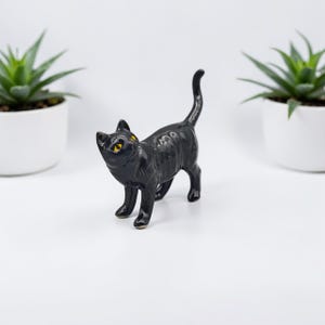 Handgefertigte schwarze Keramikfigur: Minimalistisches Geschenk für Katzenliebhaber