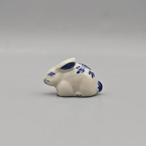 Handgemaakt keramisch konijnbeeldje: blauw en wit, minimalistisch decor