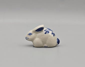デルフトブルーのセラミックタイル：座るウサギ - 手作りの陶芸作品