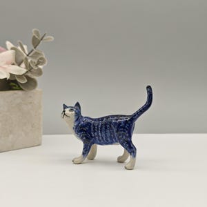 ミニチュア陶器猫の置物 - 陶器猫の置物 - 猫好きへのギフト - 青と白の猫の置物 - クリスマスギフト