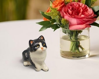 Handgefertigte Keramik Tuxedo Katze Figur: Elegante Wohnkultur