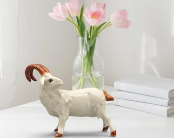 Miniatuurkeramisch geitbeeldje: geluksbedel, bureaudecor