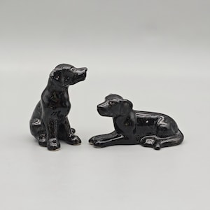 陶器製ラブラドールの置物：手描きの犬の像