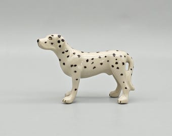 ミニチュアセラミック製ダルメシアン犬、寝そべった動物の赤ちゃん 