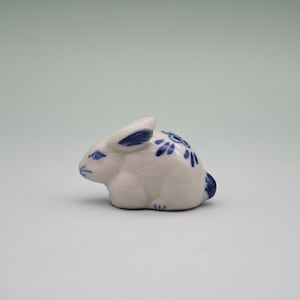 Figura de conejo de cerámica hecha a mano: decoración minimalista en azul y blanco
