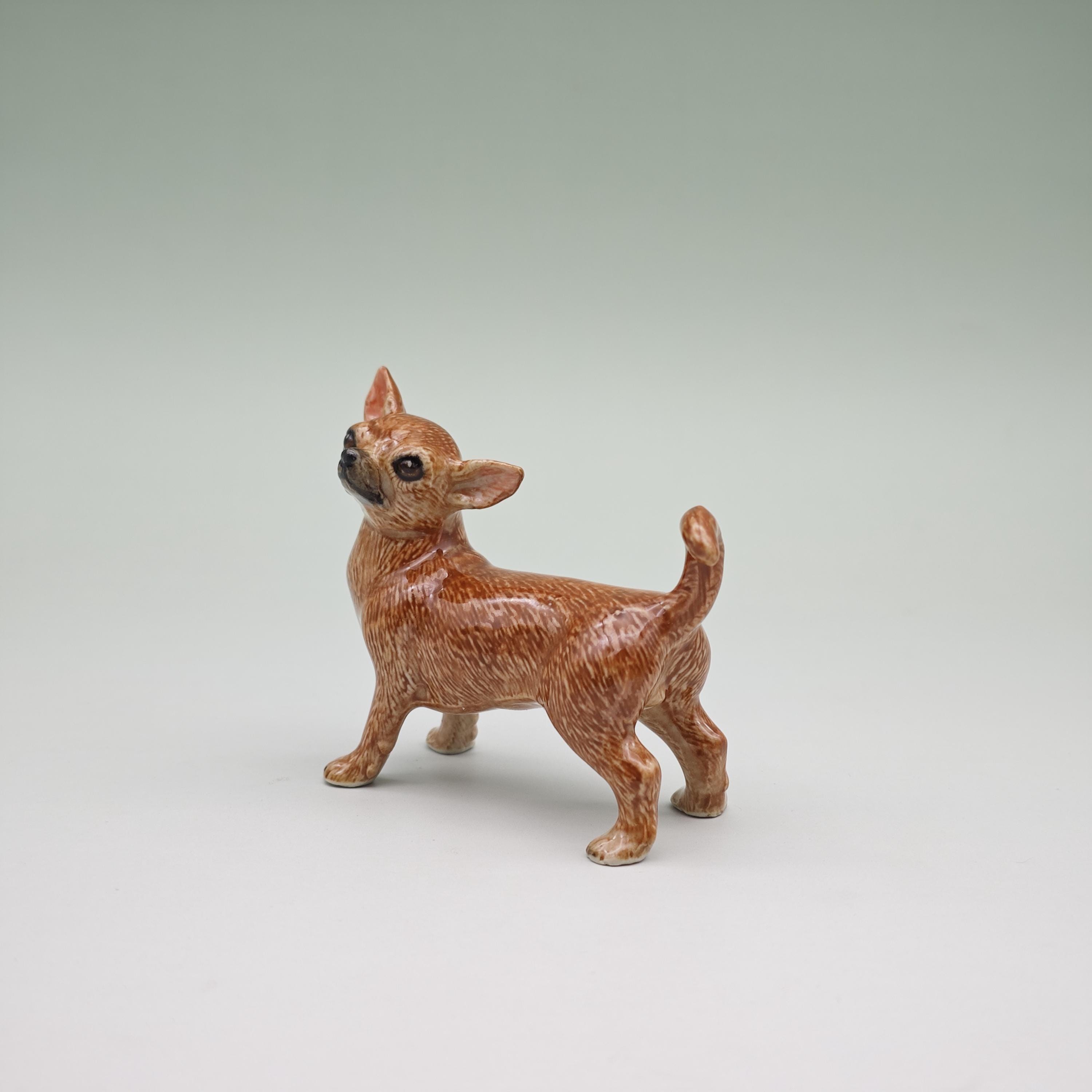 ミニチュアセラミック製チワワの置物：手描きの犬好きへのギフト