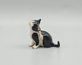 Handgefertigte Keramik Tuxedo Katze Figur: Elegante Wohnkultur