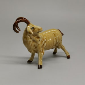 Figurine de chèvre en céramique faite main : décoration porte-bonheur (3 x 3 x 2,5 pouces)