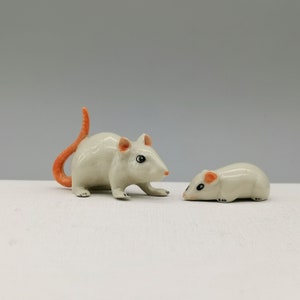 Set mit 2 Miniatur-Keramik-Rattenfiguren für Dekorations-Bezaubernde Rattenfiguren für Gifting-Weiße Ratte-Winzige dekorative Rattenfiguren