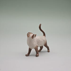 Siamese cat figurine, Miniature Ceramic Cat Figurines,Decorative Cat Figurines,Adorable Cat Figurines for Gifting,Birthday gift