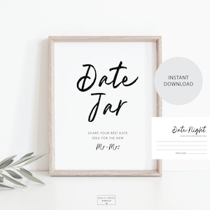Pode incluir: Um sinal imprimível que diz "Date Jar" com o texto "Compartilhe sua melhor ideia de encontro para o novo Sr. & Sra." O sinal está em uma moldura de madeira clara e está sobre uma superfície branca. Há um pequeno cartão que diz "Date Night" com uma linha para escrever.
