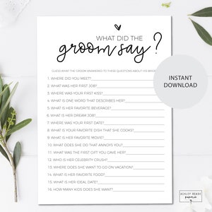 Può includere: Un foglio di gioco stampabile bianco con il testo "What Did The Groom Say?" in un carattere scritto a mano. Il foglio include domande a cui lo sposo deve rispondere sulla sua sposa. Un cerchio con le parole "Download istantaneo" è a destra.