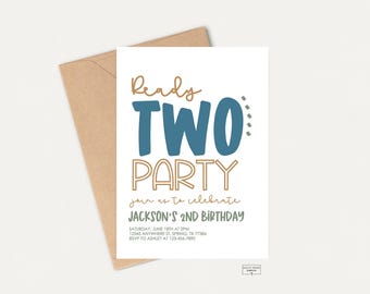 Könnte beinhalten: Eine weiße Einladungskarte mit blauem und goldenem Text, auf der "Ready Two Party" und "Join us to celebrate Jackson's 2nd Birthday" steht. Die Karte enthält Details zur Party, einschließlich Datum, Uhrzeit, Ort und RSVP-Informationen.