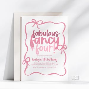 以下が含まれることがあります： ピンク色のテキストとピンク色のリボンボーダーが付いた白い招待状。テキストは「fabulous fancy four！」と書かれており、ハーレーの4歳の誕生日にゲストを招待します。日付、時刻、RSVP情報が含まれています。