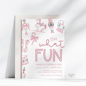 Op de afbeelding: Een roze en witte uitnodigingskaart met de tekst "OH what FUN" en illustraties van een ballerina, schommelpaard en notenkraker. De uitnodiging is voor Harley's eerste verjaardag.