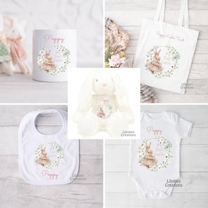 Personalisiert Mein erstes Ostergeschenk Für Kinder Baby Erhältlich als Set Oder einzeln Teddy Weste Lätzchen Häschen Spardose Leckerlibeutel Häschen Im Korb