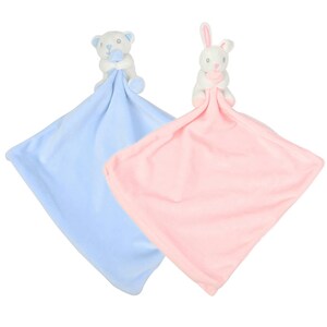 Peut inclure: Deux couvertures de s&eacute;curit&eacute; pour b&eacute;b&eacute; avec des jouets en peluche attach&eacute;s. Une couverture est bleu clair avec un ours en peluche blanc et l'autre est rose avec un lapin blanc.