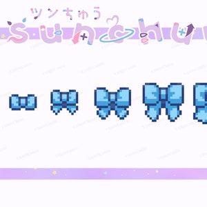 Op de afbeelding: Vijf blauwe gepixelde strikken in verschillende maten. De grootste strik heeft een gouden bel in het midden.