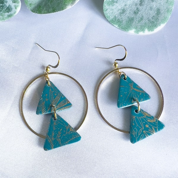 Boucle d'oreilles triangles bleu canard et dorées, en argile polymère et acier inoxydable, motif floraux