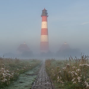 Hochwertige Postkarte (3 Stück) vom Westerhever Leuchtturm im XL-Querformat (175 x 120 mm). Motiv: Westerhever Leuchtturm im Nebel. Foto: Kerstin Bittner