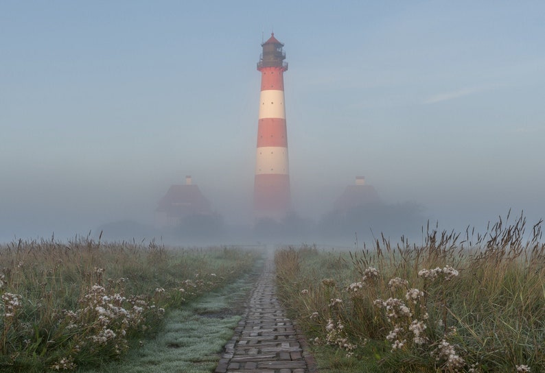 Hochwertige Postkarte (3 Stück) vom Westerhever Leuchtturm im XL-Querformat (175 x 120 mm). Motiv: Westerhever Leuchtturm im Nebel. Foto: Kerstin Bittner