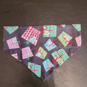 CHRISTMAS PRESENTS w/ Gray Bg Dog Collar-Slip-On Bandana Size