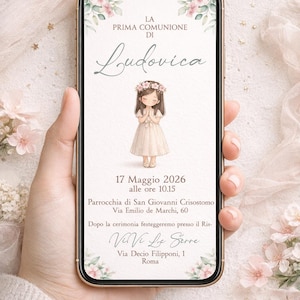 Può includere: Uno smartphone mostra un invito digitale per la Prima Comunione. L'invito presenta il nome "Ludovica", illustrazioni floreali e dettagli dell'evento. Il telefono è tenuto su uno sfondo floreale morbido.