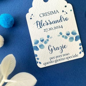 Tag bomboniera cresima maschio, biglietto bomboniere, santa cresima ragazzo, etichetta fiori blu, segna posto personalizzato foglie