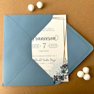 Invito prima comunione ragazza, partecipazione comunione bambina, invito carta da zucchero, fiori celeste polvere, invito oro e fiorellini