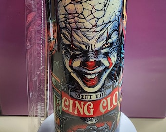 Vaso de sublimación de 20 oz con temática de película de terror con tapa y pajita.
