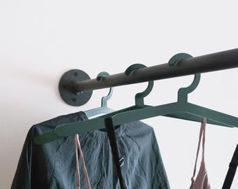 Moosgrüne Metall Kleiderbügel - Modern und Umweltfreundlich