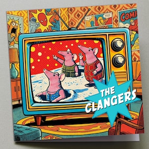 Puede incluir: Ilustración de arte pop colorida con tres criaturas rosas parecidas a ratones dentro de un televisor retro. El fondo presenta paneles de cómic y un papel pintado con patrones. El texto "THE CLANGERS" se muestra en una estrella.