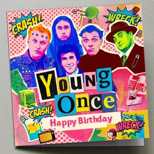 Può includere: Biglietto di compleanno in stile pop art con un collage di immagini e testo. Il biglietto ha uno sfondo rosa con un motivo a pois. Le parole "Young Once" e "Happy Birthday" sono ben visibili. Fumetti in stile fumetto dicono "Crash!" e "Wreck!"