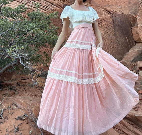 Vintage Romantic Spanish Wedding Gown  / Ivory & Peach Sweetheart Gown / xs / s / Off the shoulder Spanish Country Wedding Gown