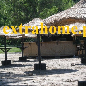 K&ouml;nnte beinhalten: Eine Strandbar mit Strohschirmen und einer Bambusstruktur. Die Schirme werden von dunklen Holzpf&auml;hlen getragen und stehen auf Betonsockeln. Der Text "extrahome.pl" ist gelb dargestellt.