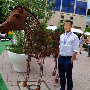 Horse sculpture 1: 1 Corten steel sculpture for flowers in the garden