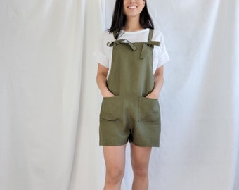 SHORTERALLS - Salopette courte en lin avec liens réglables / Combi-pantalon courte décontractée pour femme / Salopette courte en lin / Vêtements minimalistes