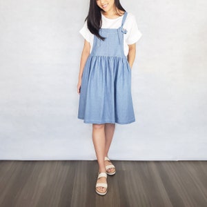 Pinafore dress with ruffled skirt, adjustable ties and pockets