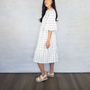 Midi dress with short bubble sleeves, two-tier skirt, pockets and a tie at the back